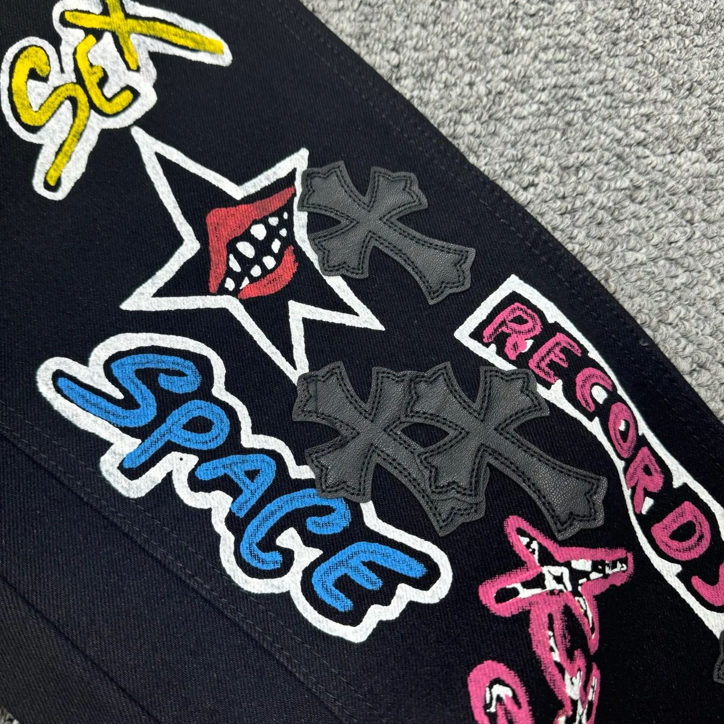 P260 Style number: H822 Chrome Heart & Chrome Heart black multi-element graffiti work jeans - ChromeHearts#design jeans, invincible texture, specially customized by master DIY, will never conflict with the style! Three-dimensional cutting version. Loose and comfortable, not flattering on the figure, making you look taller and slimmer. Same style for men and women. Can be matched with couples. Versatile recommendation. Fine workmanship. Very stylish. The upper body effect is super good. A must-have jeans for all seasons. It is a perfect combination with anything.  Color: black Size: 28-30-32-34-36